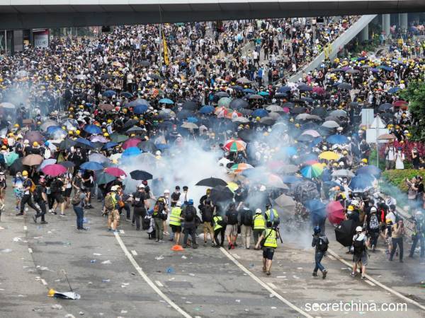 香港「反送中」遊行，百萬港人上街反惡法，香港警察對手無寸鐵的人民施暴。