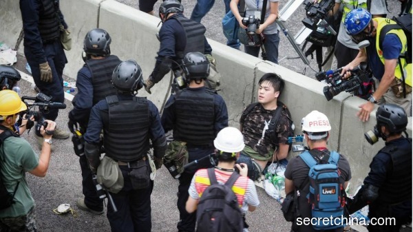香港当局提出的修订逃犯条例草案日前触发暴力冲突后，这两天气氛暂缓，但政府和反对修法的泛民主派并未退让，紧张之势未除。