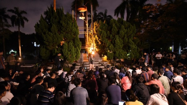 國立台灣大學學生14日晚間發起「台大撐香港－台大人反送中之夜」活動，大批學生聚集在校內傅鐘前，聲援香港民眾。