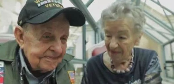 感人！98岁老兵与92岁初恋75年后重逢：我仍然爱你