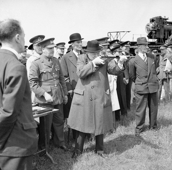 英国首相丘吉尔试射斯登MkII型冲锋枪