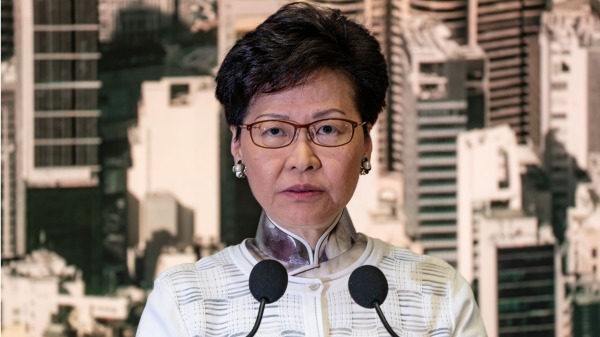 路透报导，香港特首林郑月娥曾经在香港“反送中”运动前期，向北京当局提议撤回引发争议的“送中”法案，但被北京政府拒绝。