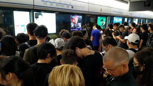 香港人穿黑衣擠爆港鐵站 車長講了一句話 全車鼓掌