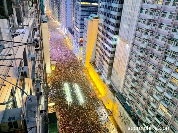 6月16日，200万香港人参加“反送中”大游行。