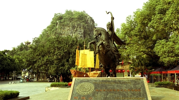 桂林伏波山馬援銅像