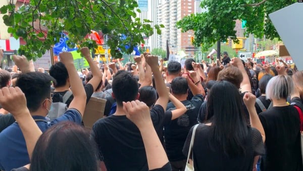 将近一千人星期天在纽约曼哈顿集会，声援香港抗议行动。
