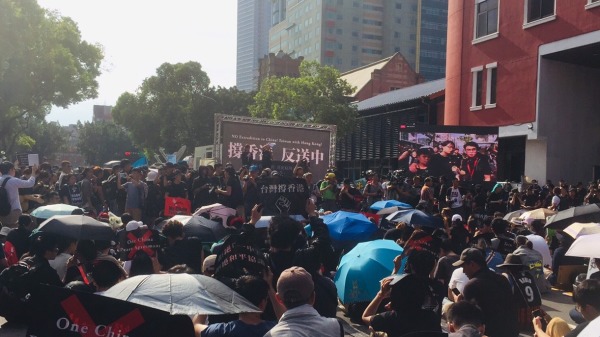 台湾立法院外近日举行“撑香港，反送中”活动，有数千人出席参与。图为现场民众举标语支援反送中活动。