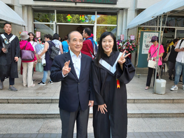 前立法院長王金平（前左）6月2日參加台南大學畢業典禮。