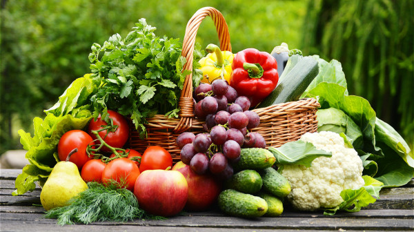 蔬菜和水果含维生素B1、维生素B2、维生素K和叶酸等，可以维持肠道菌群健康。