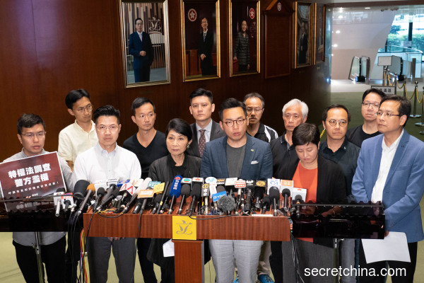 香港民主派、民陣及香港眾志表明不接受特首林鄭月娥的道歉，一定要她下台。