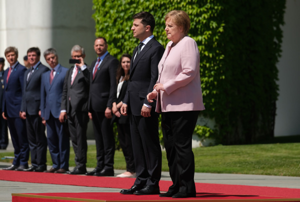 2019年6月18日，德国总理默克尔欢迎乌克兰新当选总统弗拉基米尔·泽连斯基。