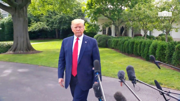 2019年6月18日，川普总统在白宫南草坪答记者问。