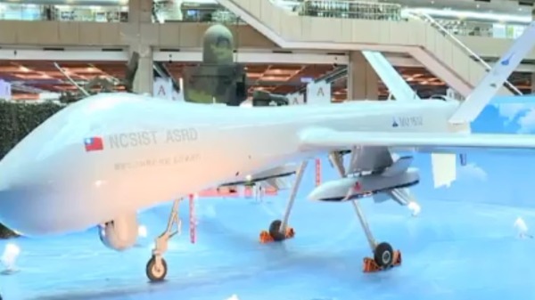 由中研院研製、可反制中國S400型防空飛彈的「劍翔」反輻射無人機，下週將在台北國際航太暨國防工業展首度登場。圖為2017年展示款。
