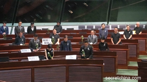 香港民主派議員為一名墮樓死亡的反修例示威者默哀一分鐘。（圖片來源：周秀文）