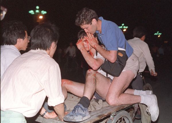 六四事件中被军队打伤的外国记者被民众救助。