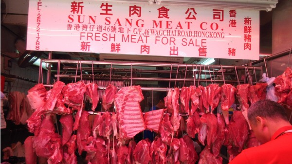 香港灣仔道戶外街市一家豬肉產品賣場