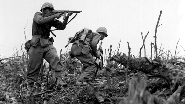 1945年，美國海軍陸戰隊沖繩登陸戰中使用湯普森衝鋒槍向日軍攻擊。