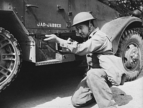 1942年6月，使用M1928A1的华裔美军士兵