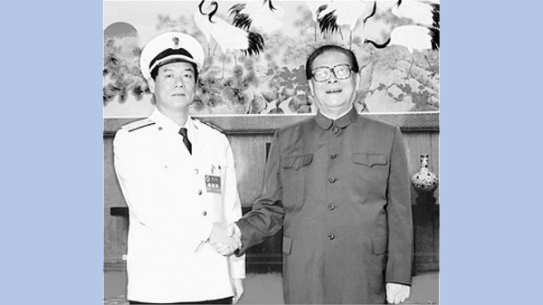 江泽民与海军前司令张定发。