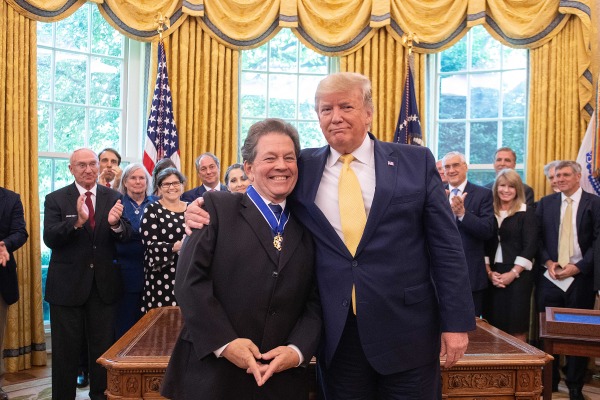 美國總統川普給經濟學家阿瑟．拉弗（Arthur Laffer）頒發總統自由勛章（圖片來源：JIM WATSON/AFP/Getty Images）