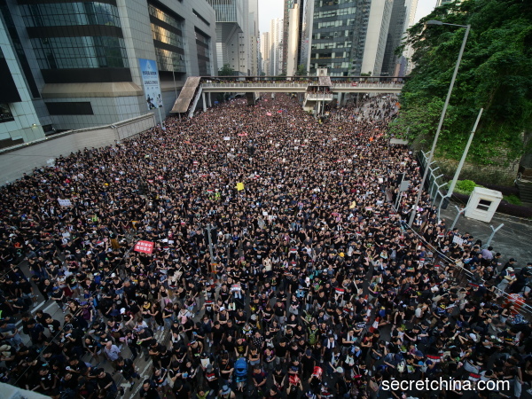 6月16日，200万愤怒的港人走上街头抗议，整个香港岛的主要干道遍布示威民众，高喊“林郑下台”和“撤回”口号。（图片来源：庞大卫/看中国）