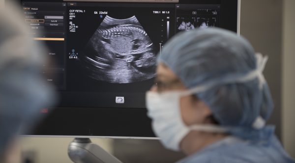 「未出生」就接受子宮內手術的女嬰平安誕生