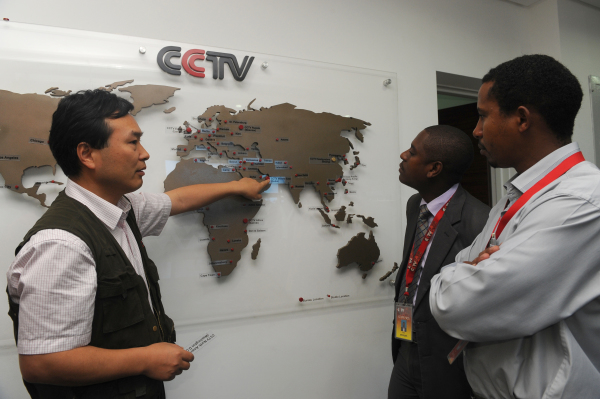 2012年6月12日， CCTV非洲執行編輯龐新華（音譯）與肯尼亞內羅畢當地記者交談。香港中國媒體項目聯合主任大衛．班德斯基稱，CCTV Africa是中國實施「軟實力」戰略的一部分。