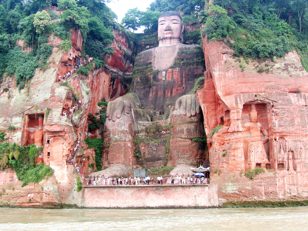 四川省的这座石刻乐山大佛是天下最大的佛像。