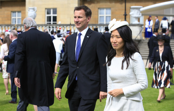 2016年5月19日，杰里米．亨特和他的妻子露西亞參加在白金漢宮的一個遊園會。