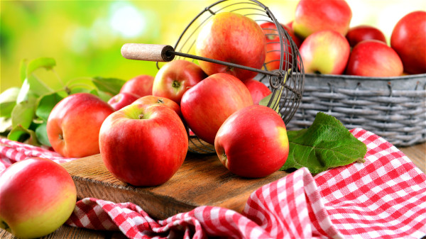 蘋果營養豐富，有益健康，但吃蘋果也有一些事項要注意。