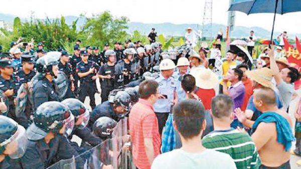 广东云浮郁南县村民连日来抗议当局准备兴建垃圾焚烧发电厂的行动周六突然升级，上街游行的人士多达两万人。