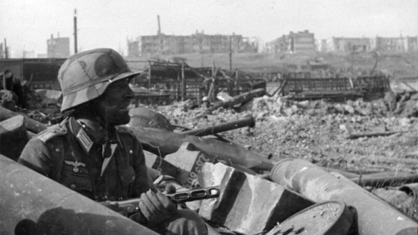 1942年，一名德國士兵與PPSh－41在斯大林格勒的廢墟中。