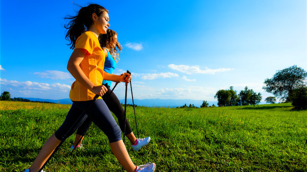 运动促进血液循环，可以有效的延缓细胞的衰老，增强人体的抗病能力。