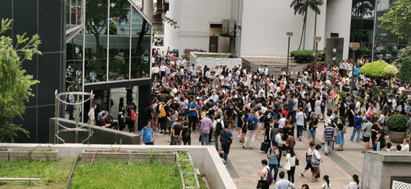 示威者24日围堵税务大楼，以逼使政府收回逃犯条修订草案等。