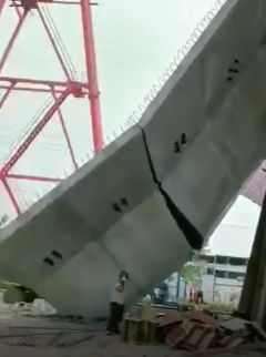 只差6天就通車的高架橋說塌就塌啦(圖)