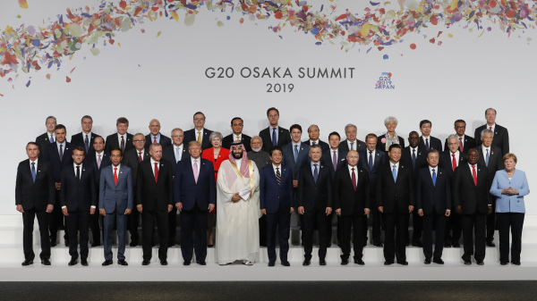 G20峰会开幕前的合影环节出现反常一幕，川普（左5）和习近平（右4）临时改变了站位。 （Kim Kyung-Hoon - Pool/Getty Images）