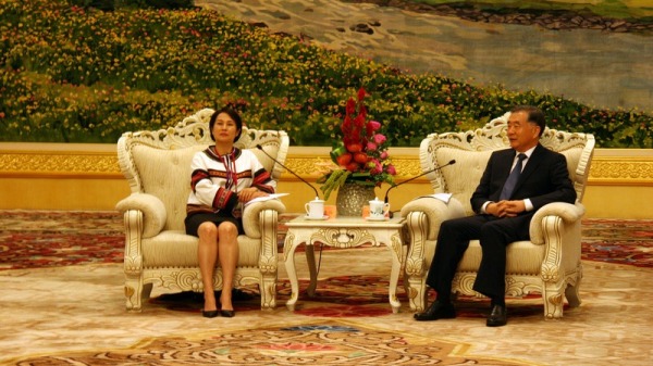 中国全国政协主席汪洋（右）28日下午在人民大会堂新 疆厅，会见无党籍立委高金素梅（左）所带领的原民民 代参访团。