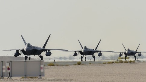 美國與伊朗局勢持續緊張，最近美軍又首度派遣F-22「猛禽」戰機派駐卡達的空軍基地。