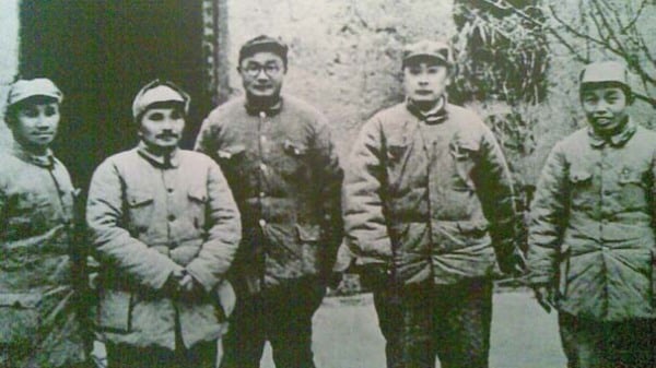 1948年，淮海战役中的共军将领（左起）：粟裕、邓小平、刘伯承、陈毅、谭震林