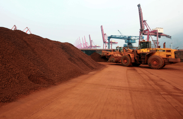 2010年9月5日，江蘇連雲港市的港口堆積的稀土將運往日本。