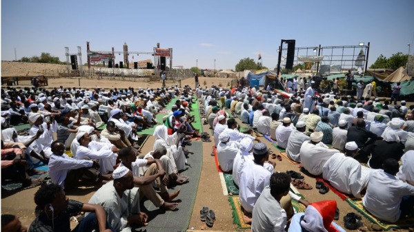 2019年5月17日，民眾在首都喀土穆的军事总部进行静坐抗議，要求将权力移交给文官统治。