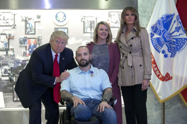 2017年4月22日川普总统在马里兰州参观国家军事医疗中心。川普向在阿富汗受伤Alvaro Barrientos颁发紫心勋章。