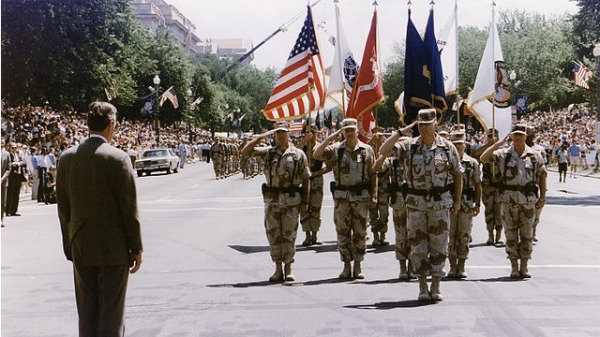 图为1991年6月9日，美国总统老布什为了庆祝海湾战争结束举行了阅兵式，这也是美国很难得的一次阅兵。