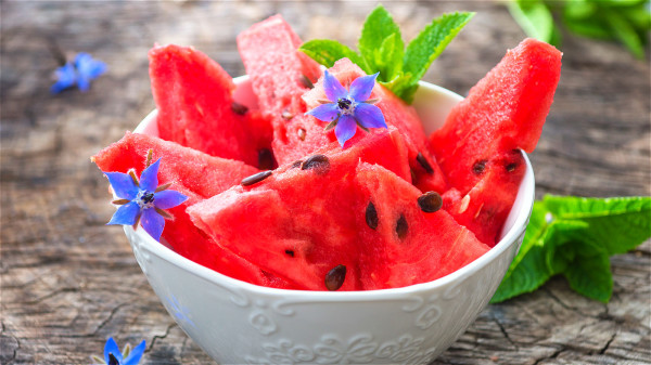夏天酷暑難耐，可吃西瓜等食物來清熱解毒。