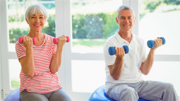 老年人可以在家做一些簡單的自重訓練或輕器械訓練，如舉啞鈴等。