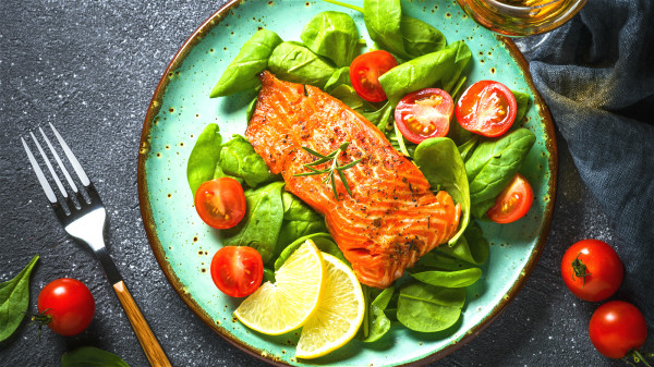 鱼肉能给大脑提供优质蛋白，非常有利于大脑的健康。