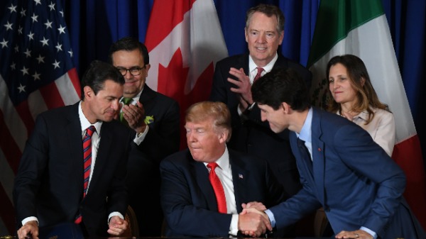 美國總統川普與加拿大總理特魯多握手（圖片來源：MARTIN BERNETTI/AFP/Getty Images)