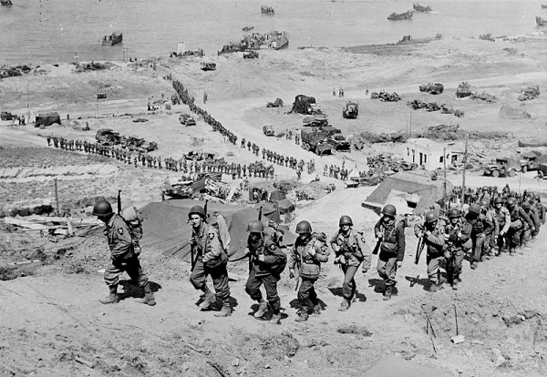 當年的奧馬哈灘頭，盟軍士兵正在向內陸推進。