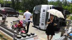 湖南村民掀警車砸工廠抗議毒氣污染(圖)