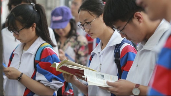 今年中国高考作文题目“又红又专”，让网民不禁摇头。